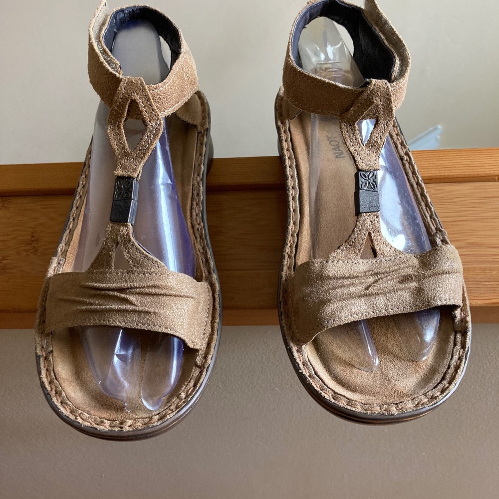 NAOT "CYMBAL" GLADIATOR BEIGE METALLIC 39 PRE OWNED SZ 8-8.5